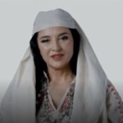 Imagen creada con IA, Diella, ministra encargada de las licitaciones públicas.