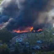 Durante un servicio religioso en una capilla de la Iglesia de Jesucristo de los Santos de los Últimos Días, en Grand Blanc, Michigan, un hombre armado abrió fuego contra los feligreses. Luego roció gasolina dentro del templo y provocó un incendio. El responsable fue identificado como Thomas Jacob Sanford, de 40 años y residente de Burton. El agresor descendió de su vehículo, que llevaba dos banderas estadounidenses, y disparó contra quienes estaban dentro del recinto.