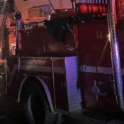 Incendio en Manzanares deja pérdidas totales en vivienda y locales comerciales; dos adultos mayores fueron rescatados