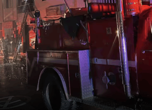 Incendio en Manzanares deja pérdidas totales en vivienda y locales comerciales; dos adultos mayores fueron rescatados