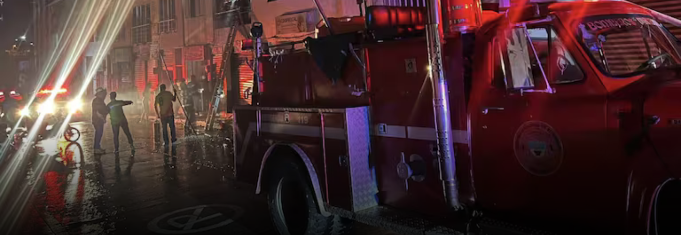 Incendio en Manzanares deja pérdidas totales en vivienda y locales comerciales; dos adultos mayores fueron rescatados