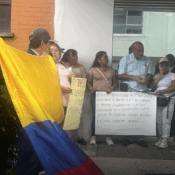 Usuarios de EPS SURA se encadenan en Armenia por deficiencias en el servicio de salud