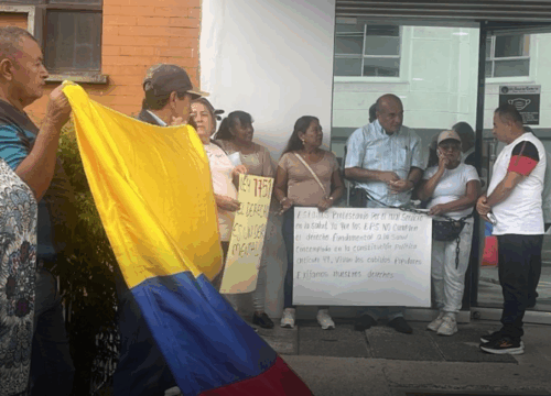 Usuarios de EPS SURA se encadenan en Armenia por deficiencias en el servicio de salud