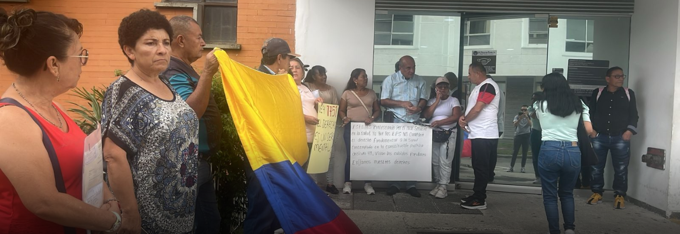 Usuarios de EPS SURA se encadenan en Armenia por deficiencias en el servicio de salud