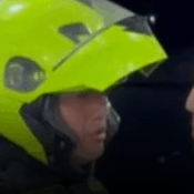 Un video que circula en redes sociales ha generado indignación en la ciudadanía, al mostrar a un policía de Armenia intimidando verbalmente a un comerciante durante un procedimiento en la carrera 19 con calles 10 y 11, en el centro de la ciudad. En las imágenes, el uniformado aparece exaltado y le dice al comerciante: "si usted me hace echar, yo lo pelo".