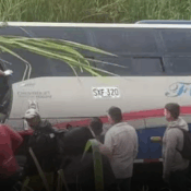 Bus con funcionarios de la Fiscalía cayó a una quebrada entre Santuario y La Virginia; diez personas resultaron heridas