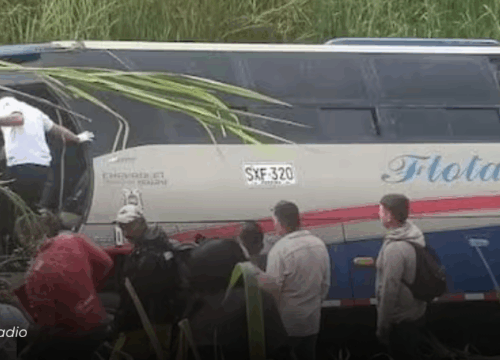 Bus con funcionarios de la Fiscalía cayó a una quebrada entre Santuario y La Virginia; diez personas resultaron heridas