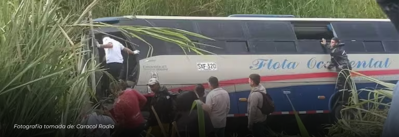 Bus con funcionarios de la Fiscalía cayó a una quebrada entre Santuario y La Virginia; diez personas resultaron heridas