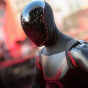 Optimus, el robot de Tesla sorprende al mostrar sus habilidades de kung-fu junto a Jared Leto durante la premiere de Tron: Ares