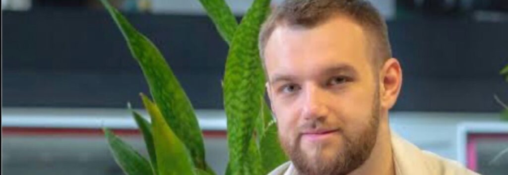 Joven ucraniano de 23 años fabrica papel biodegradable con hojas secas, sin talar árboles