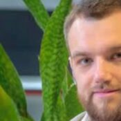 Joven ucraniano de 23 años fabrica papel biodegradable con hojas secas, sin talar árboles