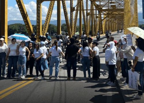 Protesta pacífica en La Dorada por millonaria deuda de la Nueva EPS con el Hospital de Alta Complejidad