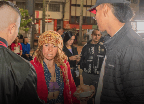 Una noche de esperanza: motociclistas de Manizales llevan ropa y comida a quienes más lo necesitan