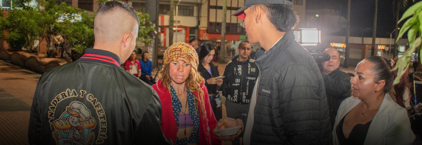 Una noche de esperanza: motociclistas de Manizales llevan ropa y comida a quienes más lo necesitan