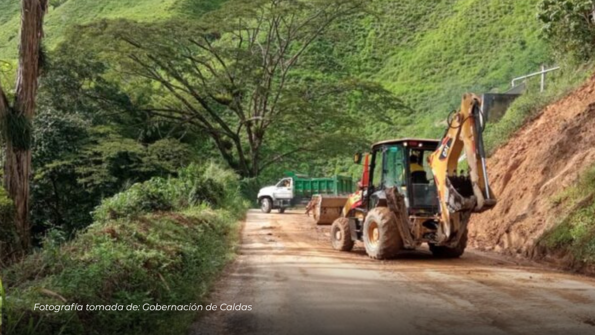 Caldas reporta más de 1.900 kilómetros de vías intervenidas en 2025 con maquinaria amarilla