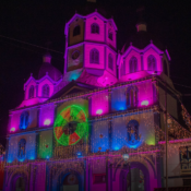 El Eje Cafetero de Colombia, conformado por los departamentos de Caldas, Quindío y Risaralda, se viste de magia cada diciembre para celebrar la Navidad, una época en la que la tradición cafetera se mezcla con costumbres navideñas llenas de calidez y color. Esta región, reconocida mundialmente por sus paisajes montañosos y sus verdes cultivos de café, se transforma en un escenario lleno de luces brillantes, adornos y la alegría de sus habitantes.