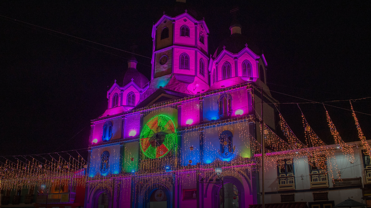 El Eje Cafetero de Colombia, conformado por los departamentos de Caldas, Quindío y Risaralda, se viste de magia cada diciembre para celebrar la Navidad, una época en la que la tradición cafetera se mezcla con costumbres navideñas llenas de calidez y color. Esta región, reconocida mundialmente por sus paisajes montañosos y sus verdes cultivos de café, se transforma en un escenario lleno de luces brillantes, adornos y la alegría de sus habitantes.