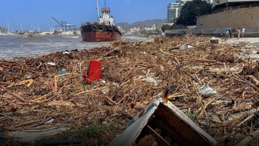 Buque encalla frente a edificios en Playa Los Cocos por fuerte oleaje en Santa Marta