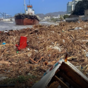 Buque encalla frente a edificios en Playa Los Cocos por fuerte oleaje en Santa Marta