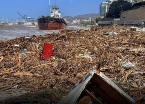 Buque encalla frente a edificios en Playa Los Cocos por fuerte oleaje en Santa Marta