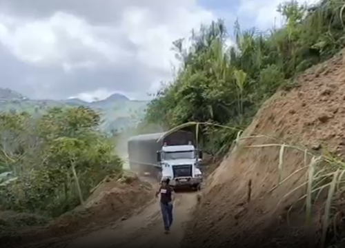 Habilitan paso restringido en la vía Manzanares – Pensilvania tras deslizamiento