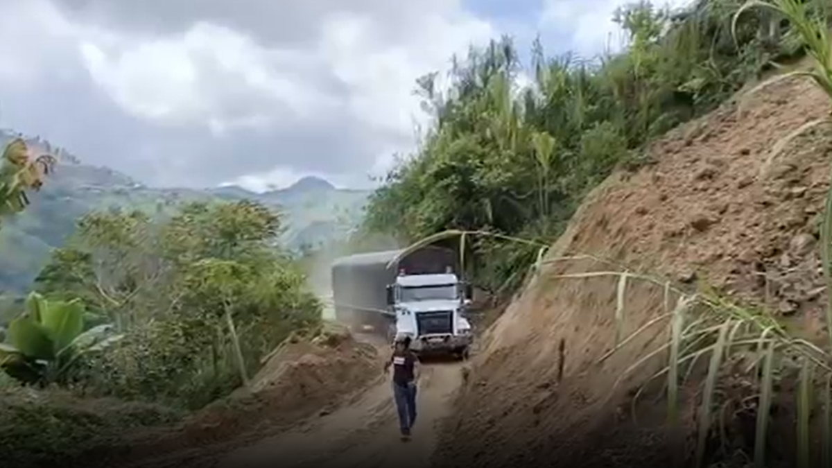 Habilitan paso restringido en la vía Manzanares – Pensilvania tras deslizamiento