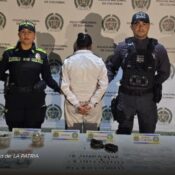 Capturan en Manizales a mujer señalada de vender droga desde una tienda de barrio