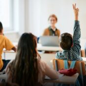 Docentes alertan cambios en la autoridad escolar y mayor presión en su ambiente laboral