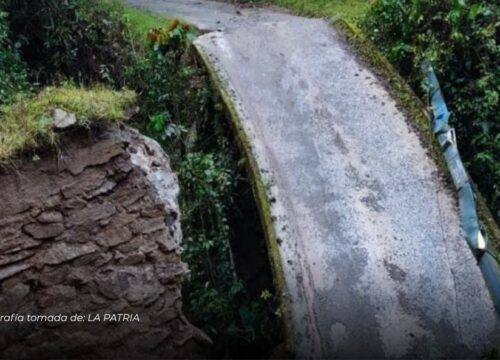 Colapso de puente en zona rural de Pácora deja vía cerrada y alerta por fuga de gas