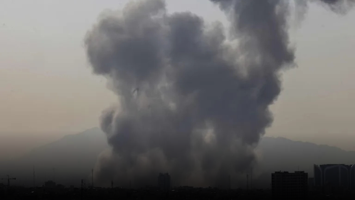 Israel ataca tres aeropuertos en Irán y eleva la tensión regional