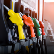 Gobierno oficializa nueva baja en el precio de la gasolina en Colombia