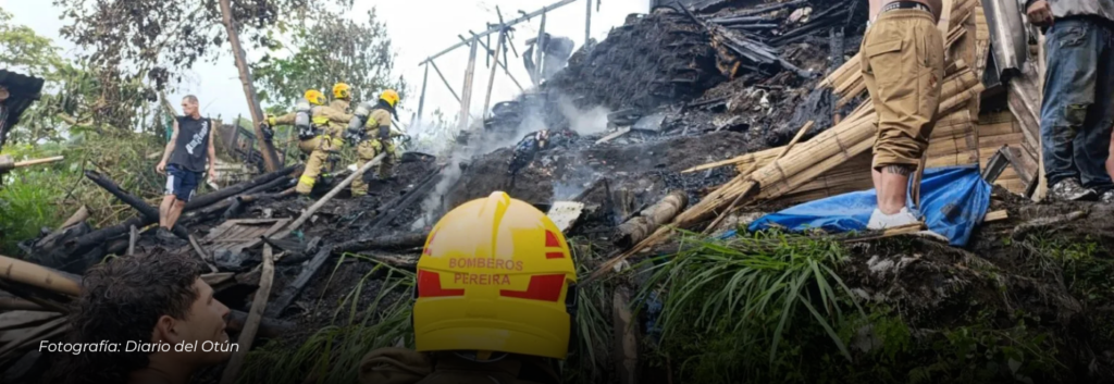 Emergencia por fuego en Villa Santana moviliza a bomberos de Pereira y Dosquebradas