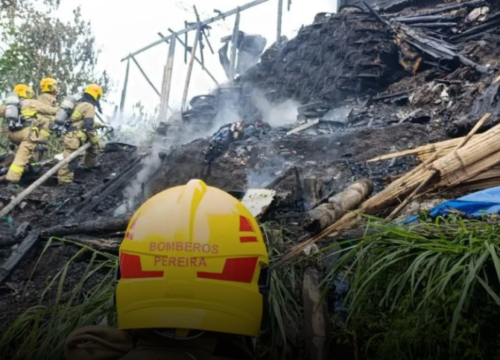 Emergencia por fuego en Villa Santana moviliza a bomberos de Pereira y Dosquebradas