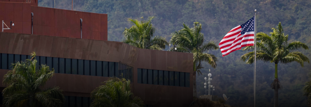 Estados Unidos vuelve a izar su bandera en Caracas tras años de ruptura diplomática