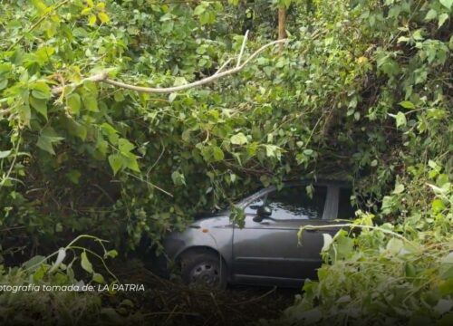 Carro cayó por una ladera en la avenida Alberto Mendoza y dejó un lesionado en Manizales