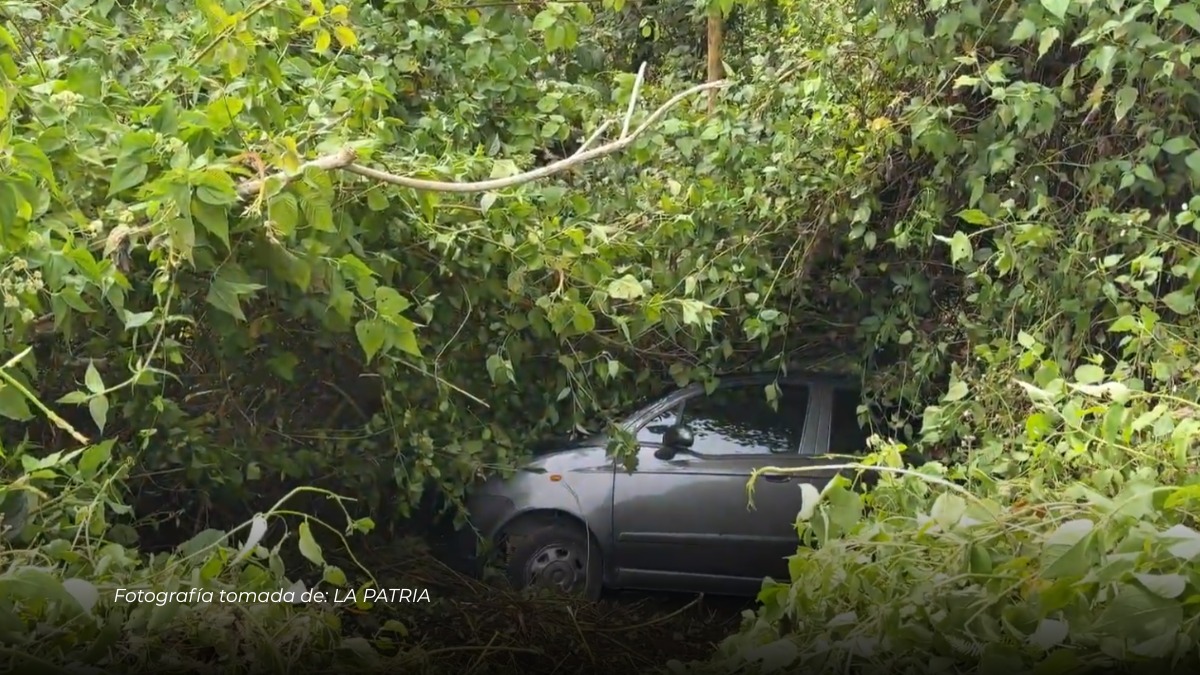 Carro cayó por una ladera en la avenida Alberto Mendoza y dejó un lesionado en Manizales