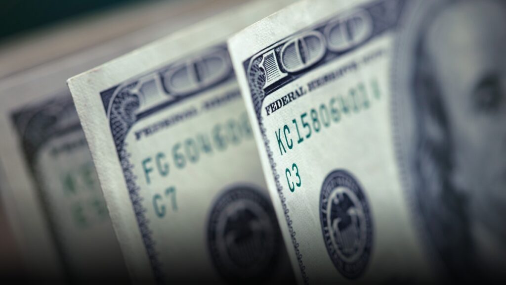 Dólar sube en Colombia por tensión en Medio Oriente y alza del petróleo