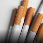 Reino Unido aprueba ley histórica que prohíbe fumar de por vida a nuevas generaciones