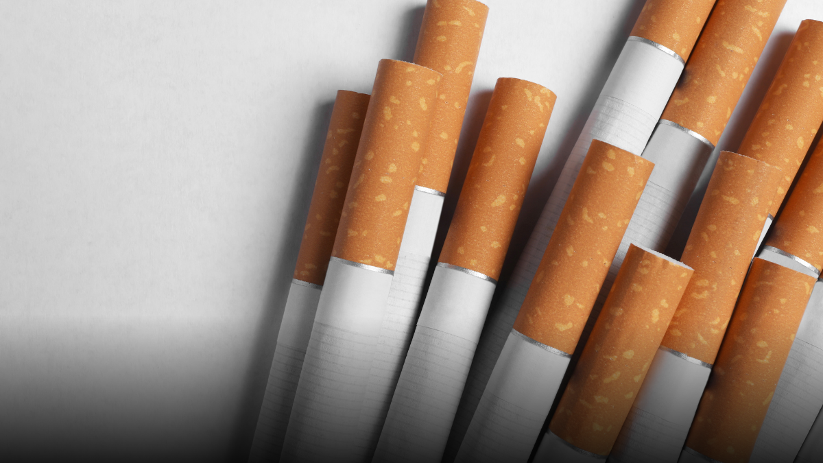 Reino Unido aprueba ley histórica que prohíbe fumar de por vida a nuevas generaciones