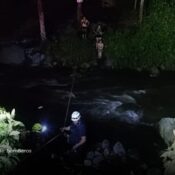Rescatan a tres personas atrapadas por creciente súbita en río de Caldas