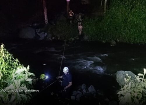Rescatan a tres personas atrapadas por creciente súbita en río de Caldas