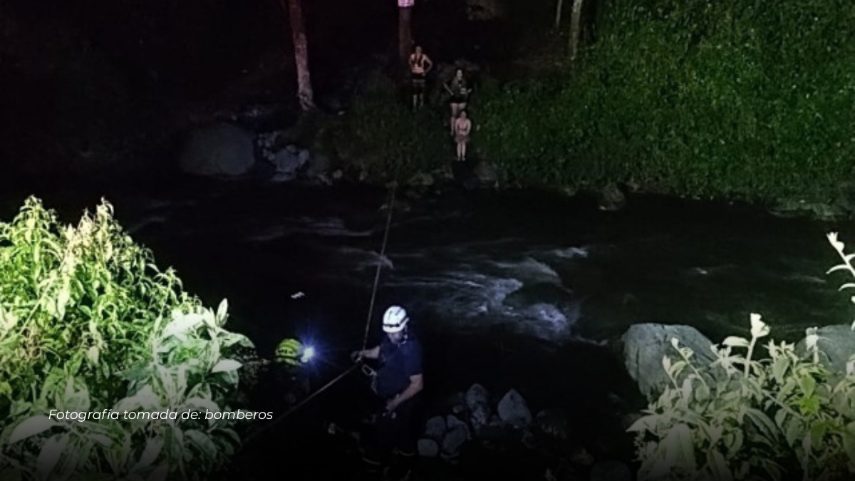 Rescatan a tres personas atrapadas por creciente súbita en río de Caldas