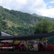 Mineros bloquean vía Manizales–Medellín por temor a proyectos de megaminería en Irra