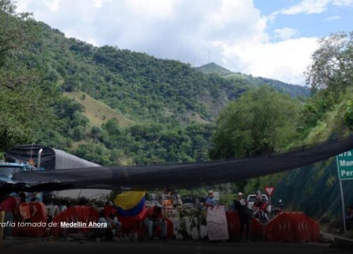 Mineros bloquean vía Manizales–Medellín por temor a proyectos de megaminería en Irra