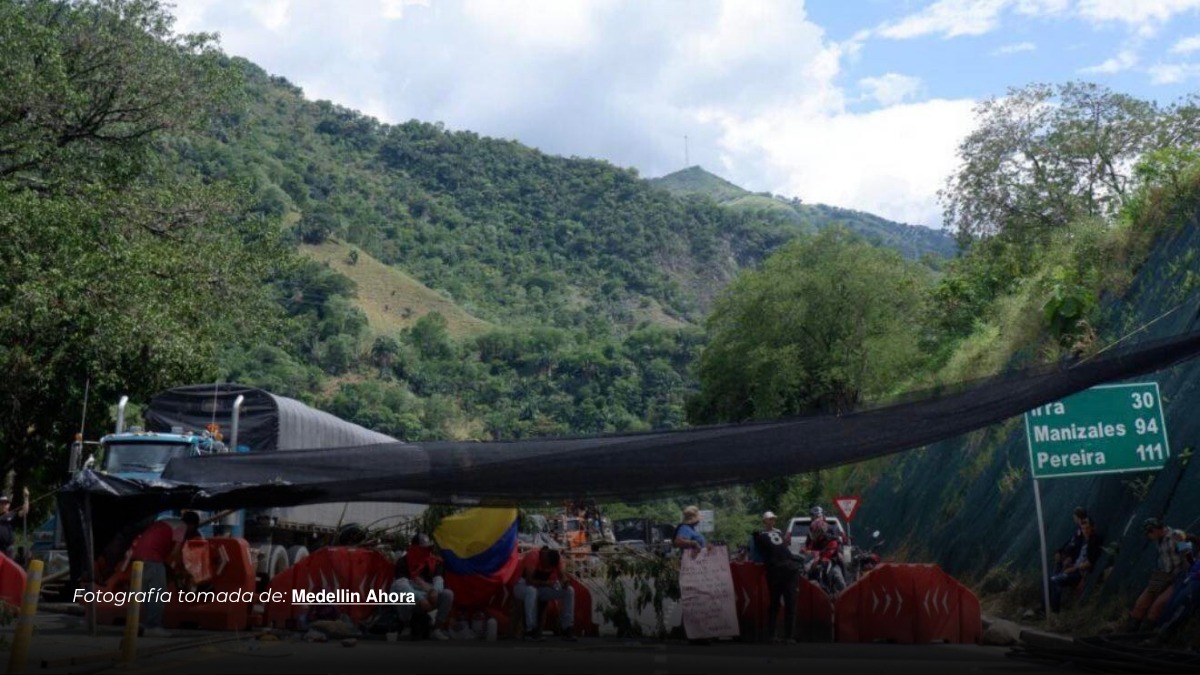 Mineros bloquean vía Manizales–Medellín por temor a proyectos de megaminería en Irra