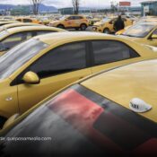 Bloqueos de taxistas y campesinos afectan accesos a aeropuertos en Bogotá y Bucaramanga