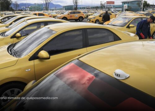 Bloqueos de taxistas y campesinos afectan accesos a aeropuertos en Bogotá y Bucaramanga