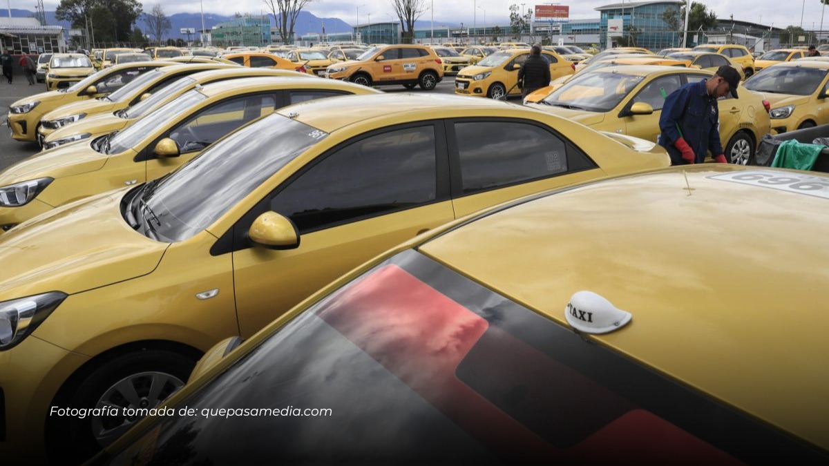 Bloqueos de taxistas y campesinos afectan accesos a aeropuertos en Bogotá y Bucaramanga