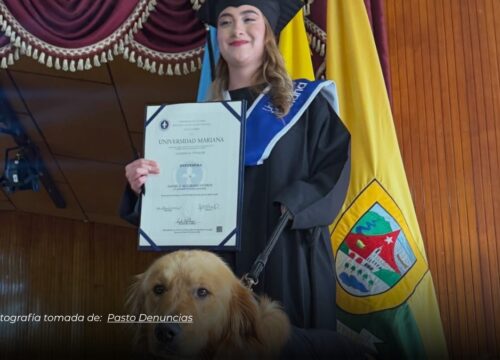 Estudiante se gradúa junto a su perro de apoyo emocional en la Universidad Mariana