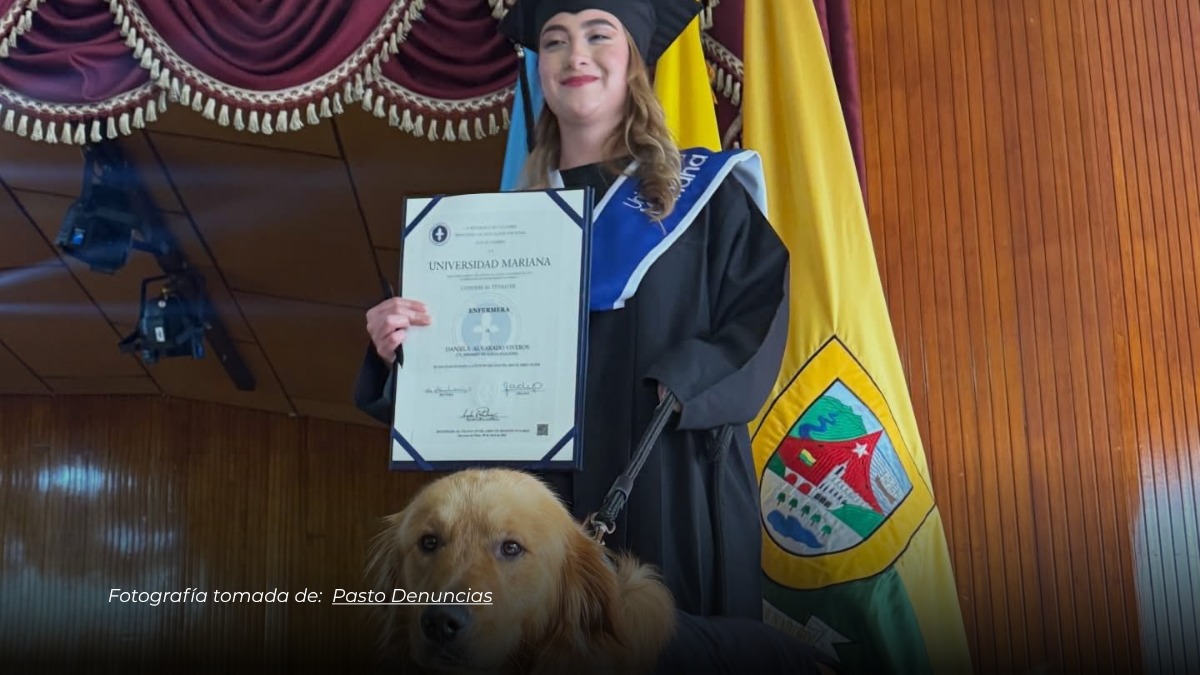 Estudiante se gradúa junto a su perro de apoyo emocional en la Universidad Mariana